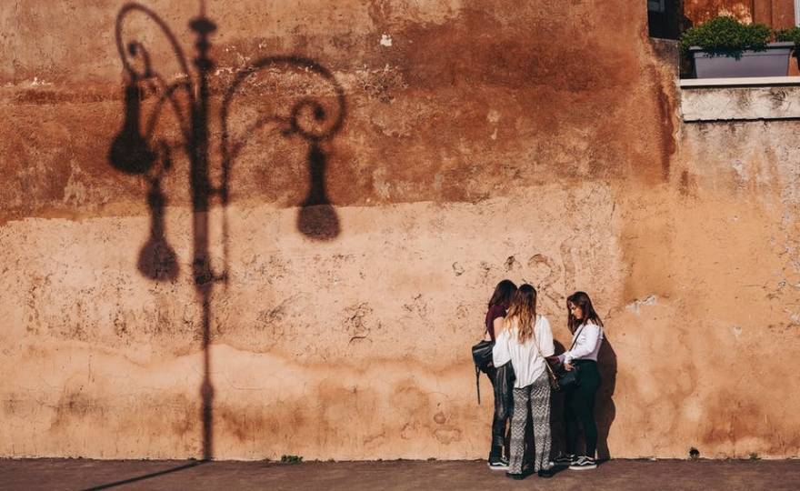 Adolescentes : être populaire sans se faire traiter de « pute » ?