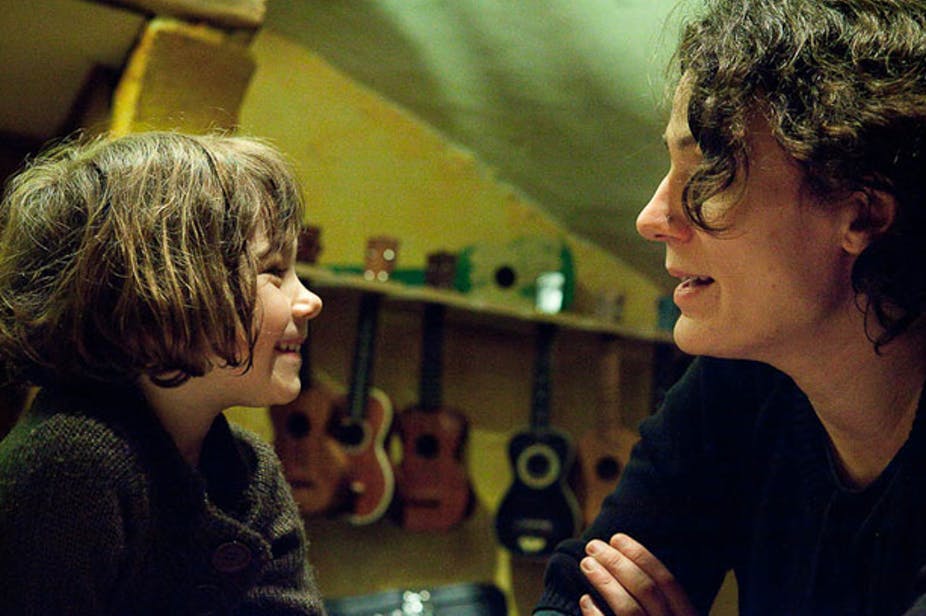 Comment les adultes transmettent le langage aux enfants