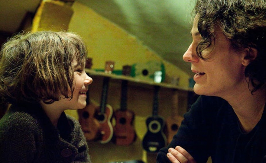 Comment les adultes transmettent le langage aux enfants