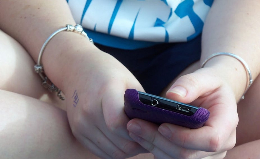 Cybersexisme à l’école : quels enjeux sociaux et éducatifs ?