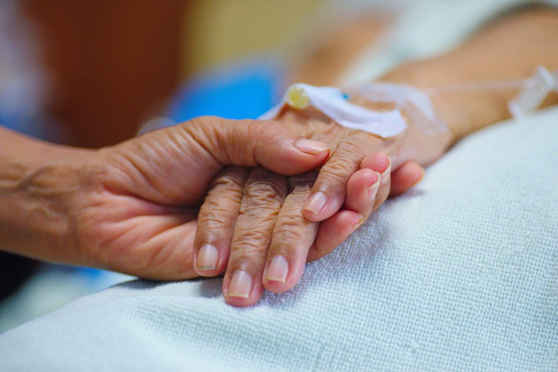 La loi sur les soins palliatifs fête ses 20 ans : un texte fondateur, mais un bilan insuffisant