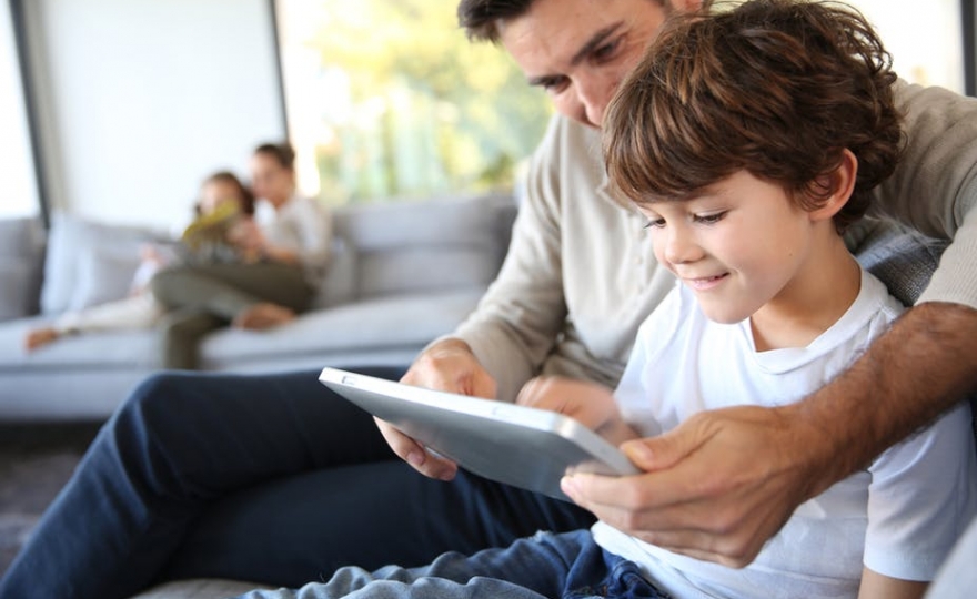 Les écrans, atouts ou freins du dialogue familial ?