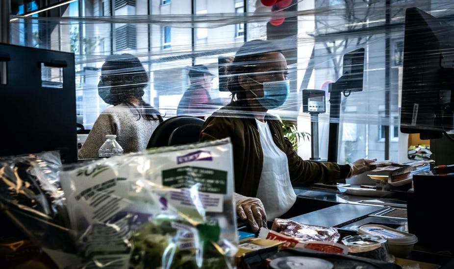 Covid-19 : les classes populaires paient-elles le plus lourd tribut au coronavirus en France ?