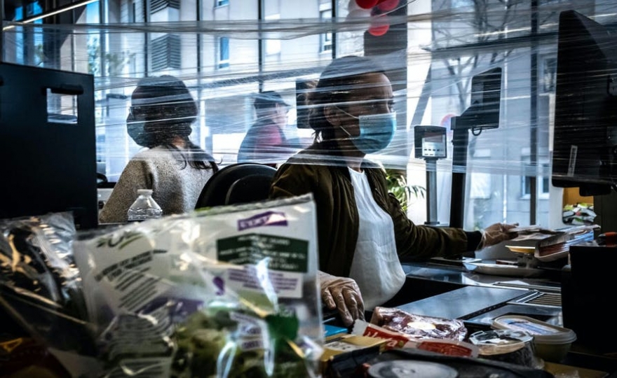 Covid-19 : les classes populaires paient-elles le plus lourd tribut au coronavirus en France ?