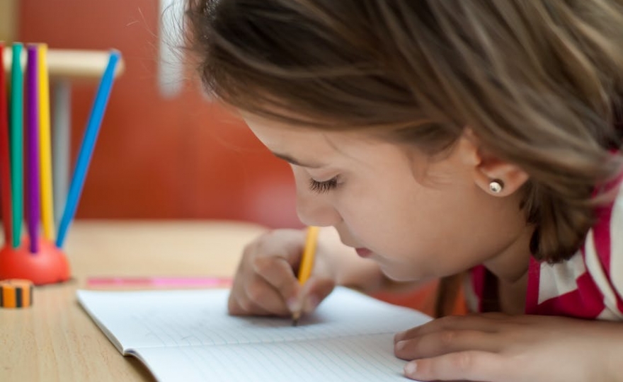 Apprendre à écrire : peut-on remplacer papier et crayon par tablette et stylet ?