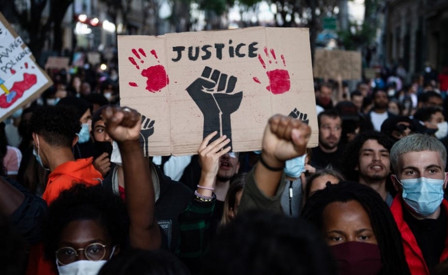 Les discriminations ethniques, failles du modèle universaliste français ?