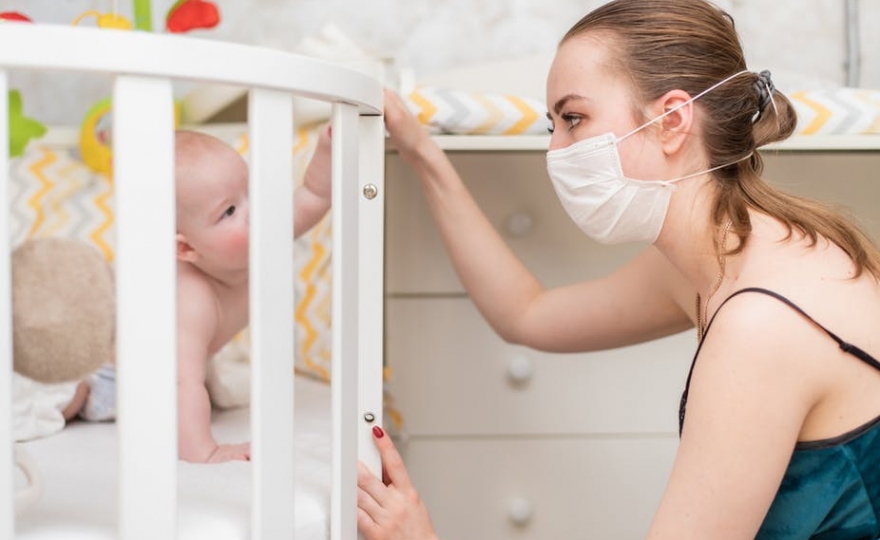 Le masque en crèche, une gêne pour la socialisation des tout-petits ?