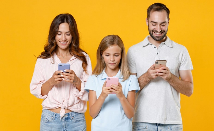 Se séparer des parents pour grandir : quelle marge pour les ados dans un monde connecté ?