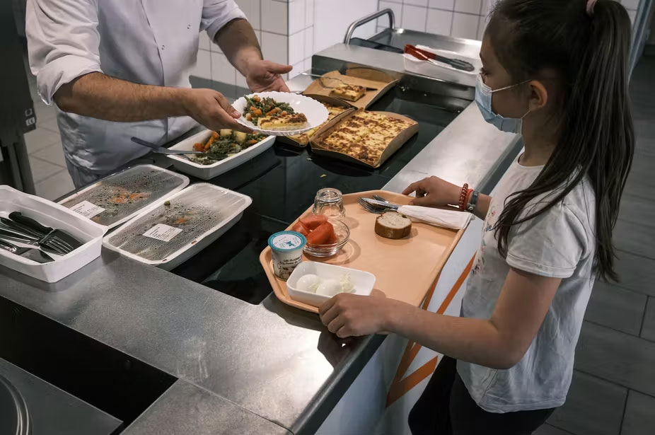 Cantine, transport, logement… la contribution méconnue des territoires à la lutte contre la pauvreté