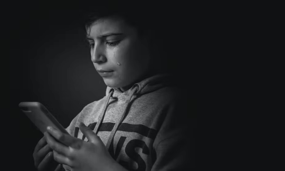 Le « doomscrolling », une habitude inquiétante pour la santé mentale des adolescents ?