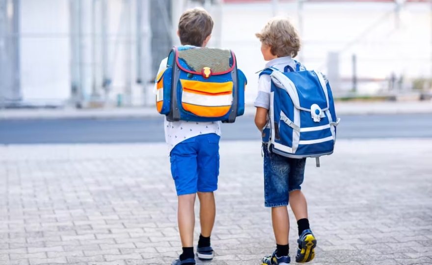 Poids des cartables, sanitaires : l’école néglige-t-elle le bien-être physique des élèves ?