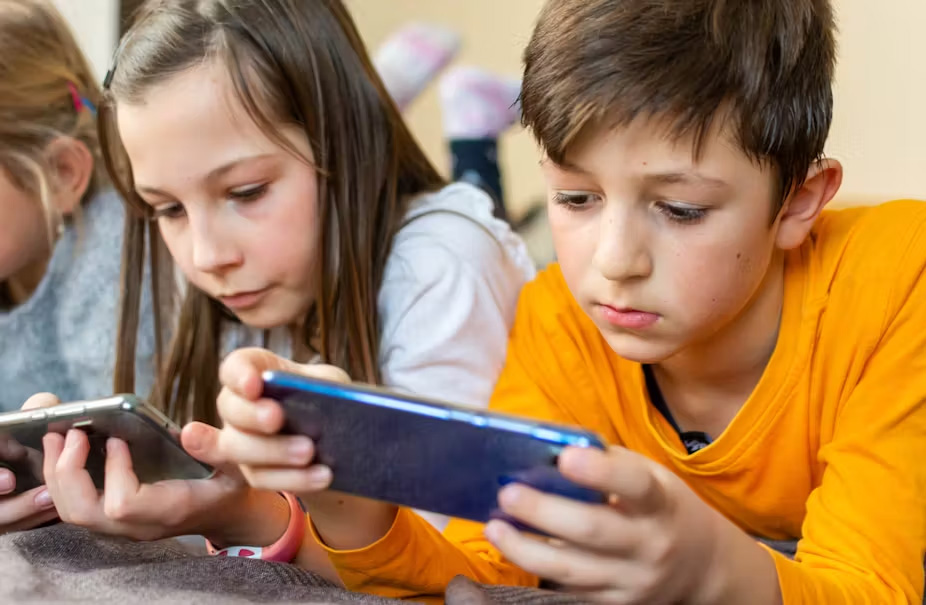 « Interdire les écrans » ou « éduquer au numérique » : l’insoutenable alternative