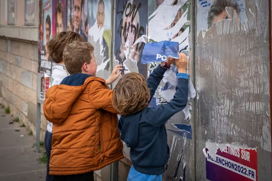 Les enfants face à l’actualité politique : le rôle de la famille dans l’initiation civique