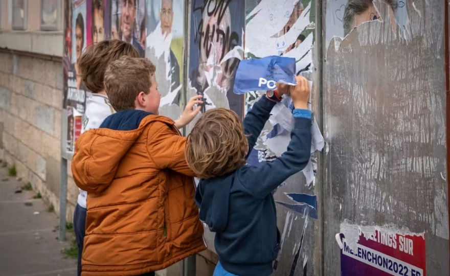 Les enfants face à l’actualité politique : le rôle de la famille dans l’initiation civique