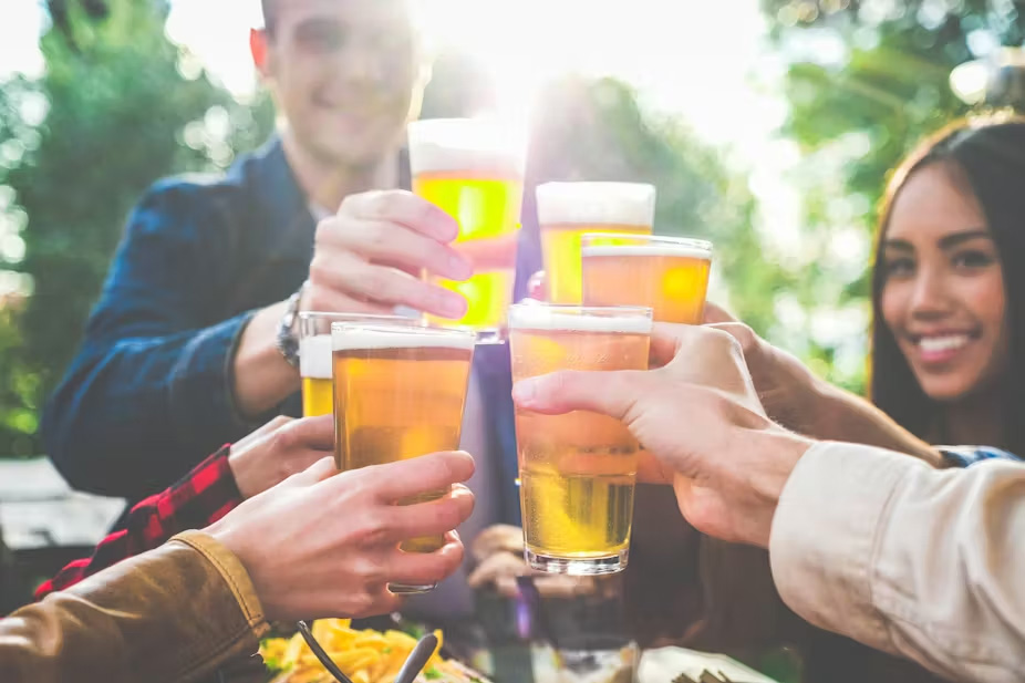 Alcool : c’est quoi le binge drinking ? comment savoir si on est concerné ?