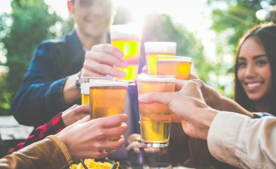Alcool : c’est quoi le binge drinking ? comment savoir si on est concerné ?