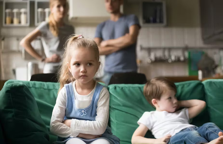 Disputes entre frères et sœurs : les parents doivent-ils intervenir ?