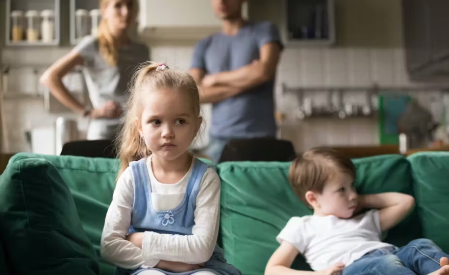 Disputes entre frères et sœurs : les parents doivent-ils intervenir ?