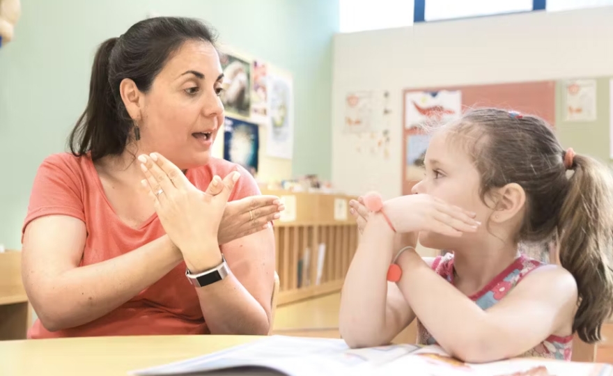 La langue des signes à l’école : 50 ans de luttes et de progrès