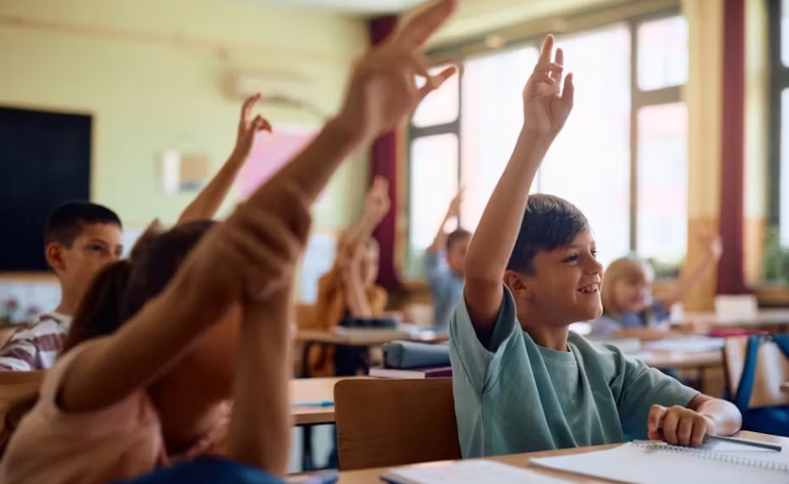 Limiter le nombre d’élèves par classe : une clé de la réussite scolaire ?