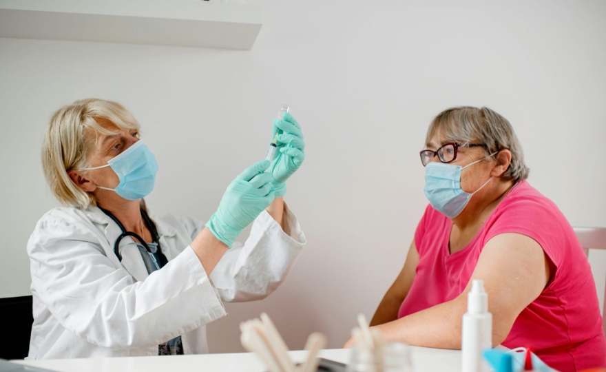 Covid et grippe : points communs et spécificités des symptômes et des traitements