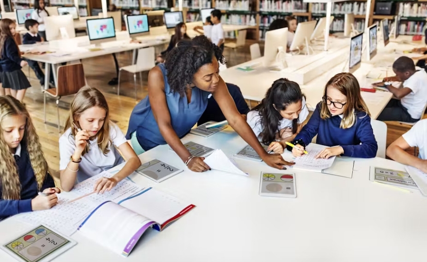 Lutter contre les inégalités éducatives : agir sur les individus et/ou sur le système ?